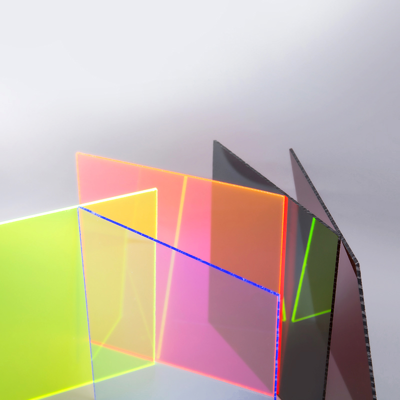 半透明のカラフルなアクリルシート