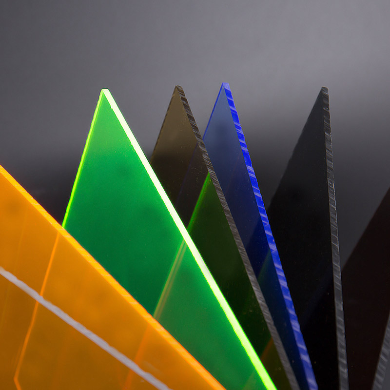半透明のカラフルなアクリルシート